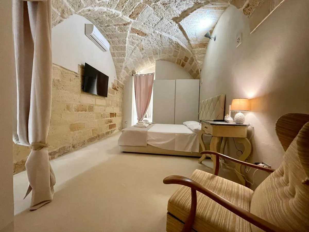 Bed and Breakfast Palazzo de Carlo e il parco dei 7 pozzi Lecce 0*,  Italia