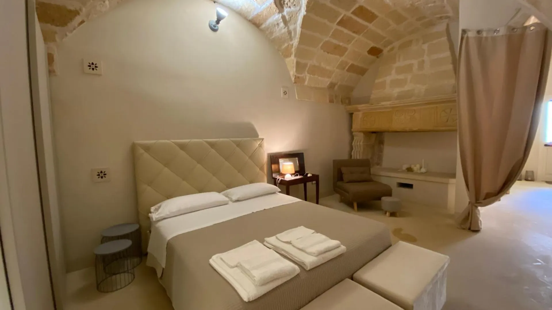 Bed and Breakfast Palazzo de Carlo e il parco dei 7 pozzi Lecce 0*,  Italia